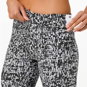 Lnwot Lululemon align legging 24". Sz 8. Black & white print.